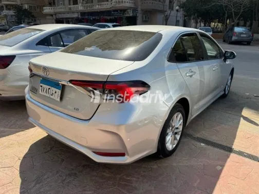 تويوتا كورولا 2021 فضي مستعملة للبيع - 6