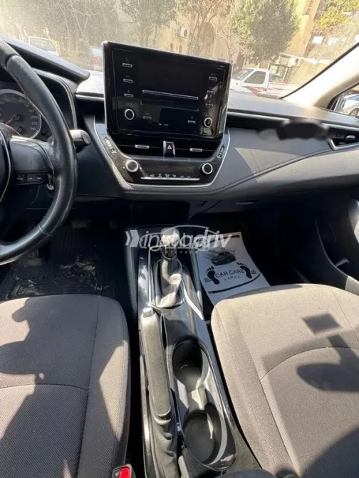 تويوتا كورولا 2021 فضي مستعملة للبيع - 9