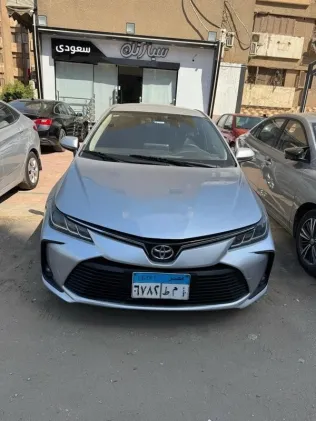 تويوتا كورولا 2021 فضي مستعملة للبيع