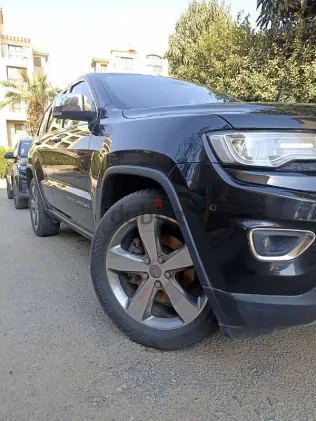 جيب شيروكي 2014 أسود مستعملة للبيع