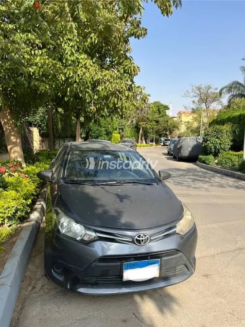 تويوتا ياريس 2015 رمادي مستعملة للبيع - 1