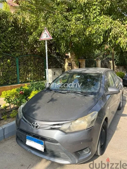 تويوتا ياريس 2015 رمادي مستعملة للبيع - 2