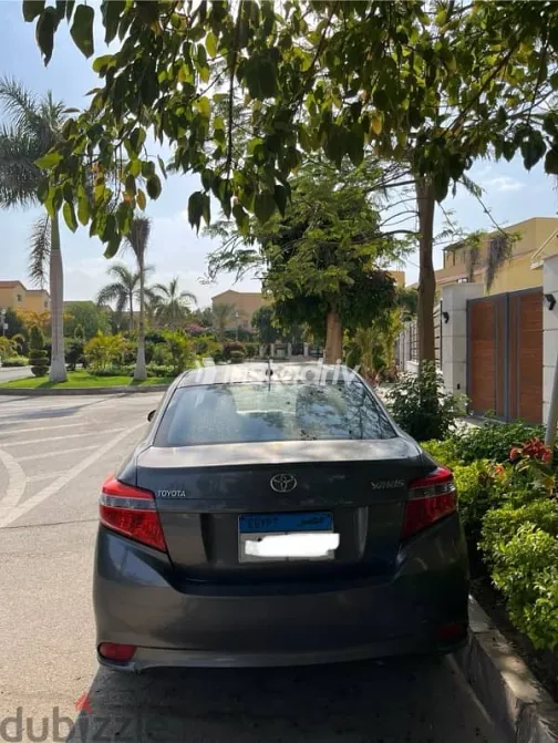 تويوتا ياريس 2015 رمادي مستعملة للبيع - 3