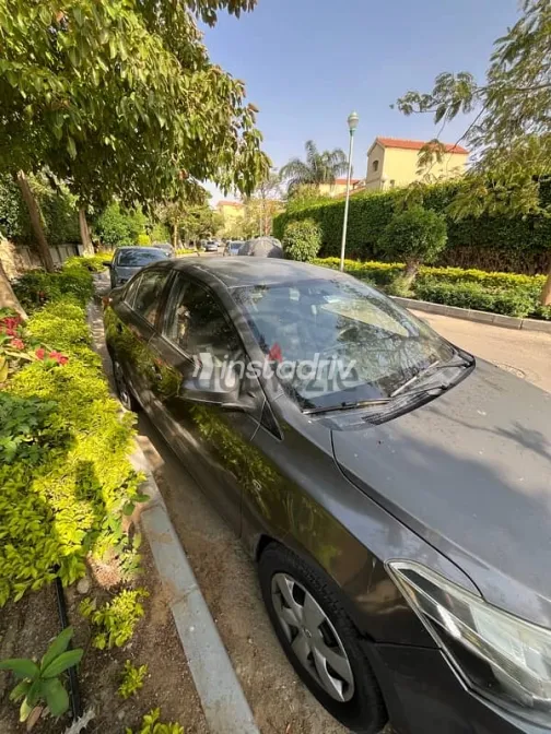 تويوتا ياريس 2015 رمادي مستعملة للبيع - 4