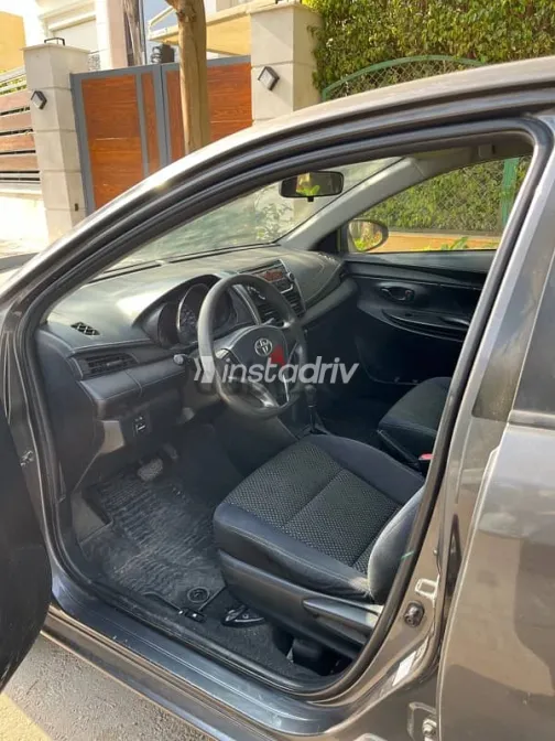 تويوتا ياريس 2015 رمادي مستعملة للبيع - 5