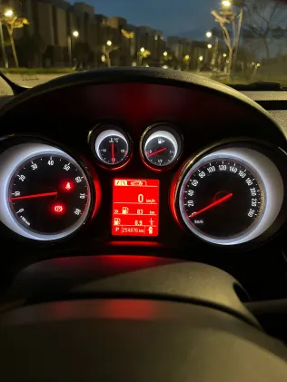 اوبل أسترا 2017 أبيض مستعملة للبيع