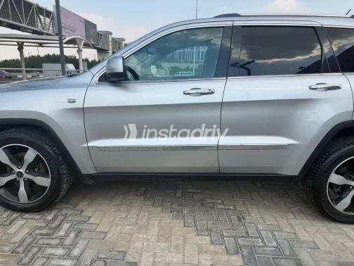 جيب جراند شيروكي 2012 أبيض مستعملة للبيع - 9