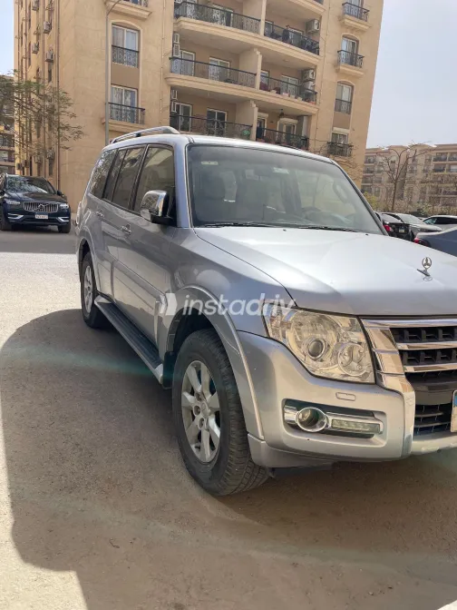 ميتسوبيشي باجيرو 2017 أبيض مستعملة للبيع - 2