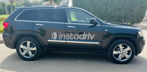 جيب جراند شيروكي 2013 أبيض مستعملة للبيع - 1