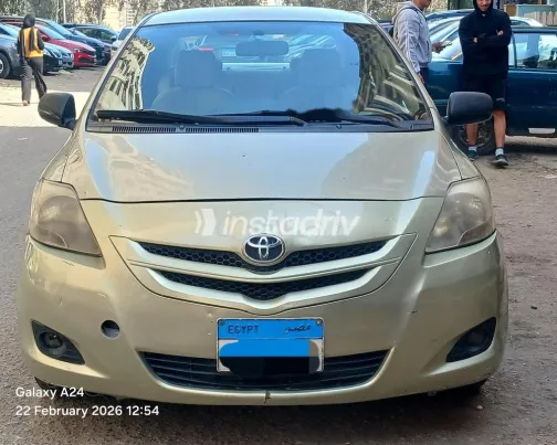 تويوتا ياريس 2007 ذهبي مستعملة للبيع - 1