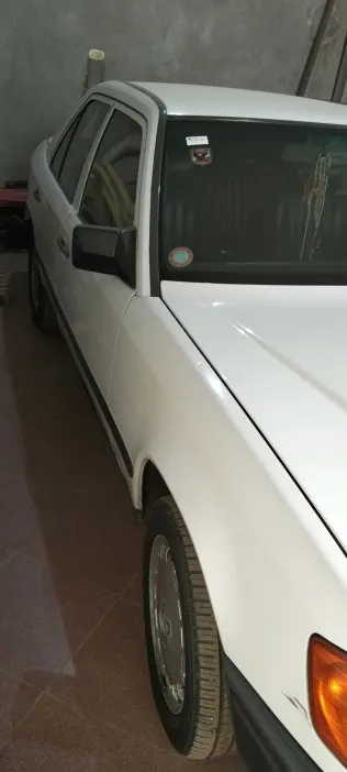 مرسيدس E 200 1989 أبيض مستعملة للبيع
