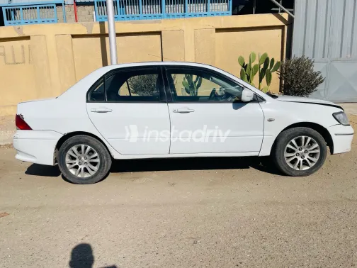 ميتسوبيشي لانسر 2001 أبيض مستعملة للبيع - 8