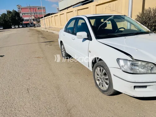 ميتسوبيشي لانسر 2001 أبيض مستعملة للبيع - 9