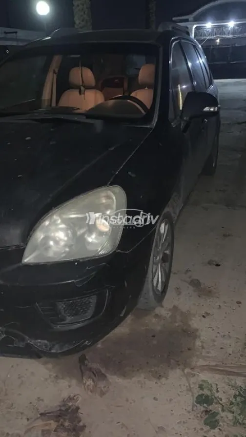 كيا كارينز 2011 أسود مستعملة للبيع - 1