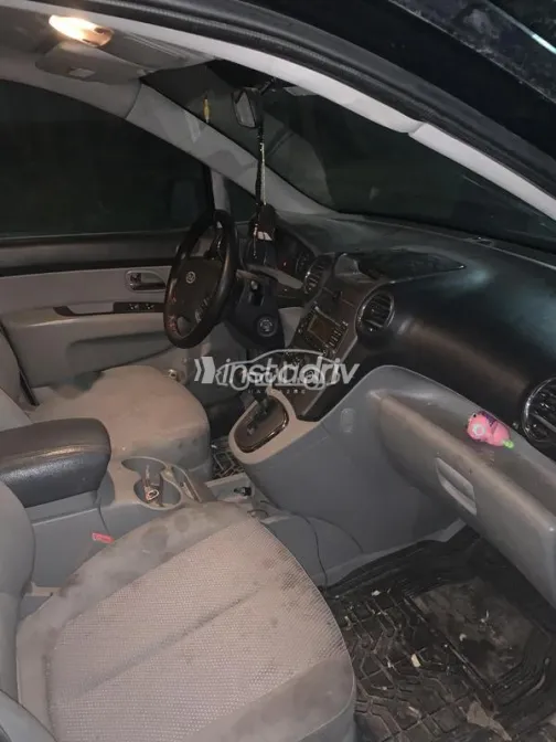 كيا كارينز 2011 أسود مستعملة للبيع - 2