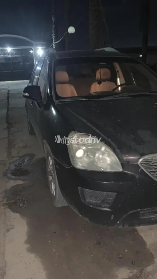 كيا كارينز 2011 أسود مستعملة للبيع - 3