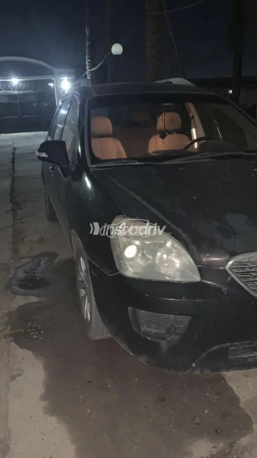 كيا كارينز 2011 أسود مستعملة للبيع - 5