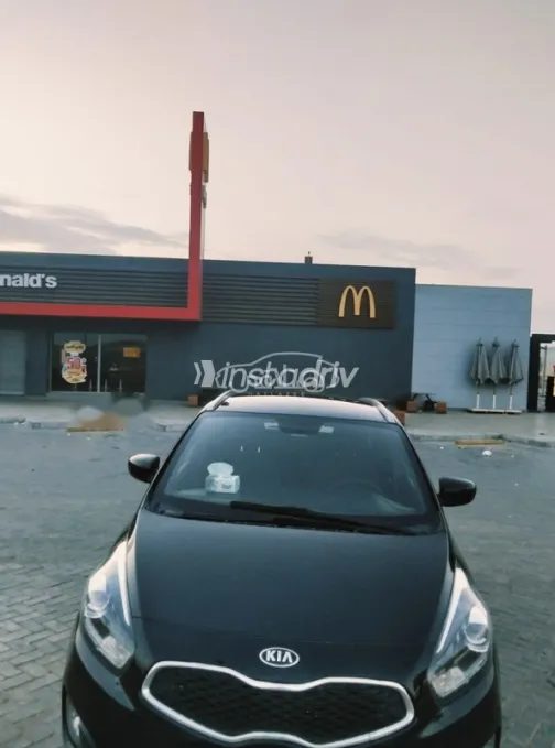 كيا كارينز 2016 أسود مستعملة للبيع - 1