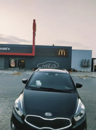 كيا كارينز 2016 أسود مستعملة للبيع