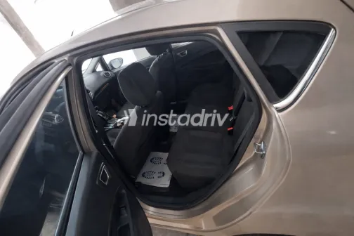 فورد فيستا 2015 أبيض مستعملة للبيع - 1