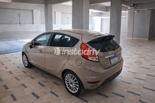 فورد فيستا 2015 أبيض مستعملة للبيع - 2