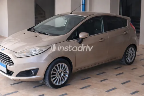 فورد فيستا 2015 أبيض مستعملة للبيع - 3