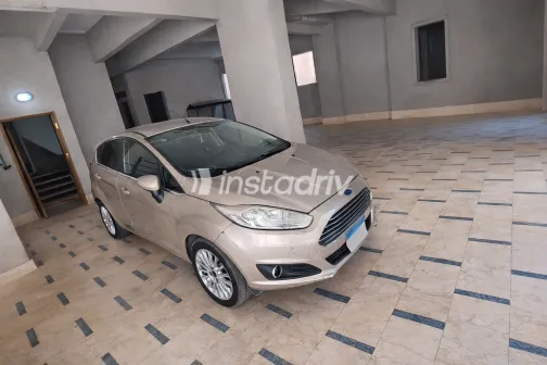 فورد فيستا 2015 أبيض مستعملة للبيع - 4