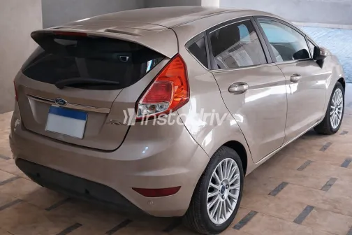 فورد فيستا 2015 أبيض مستعملة للبيع - 5