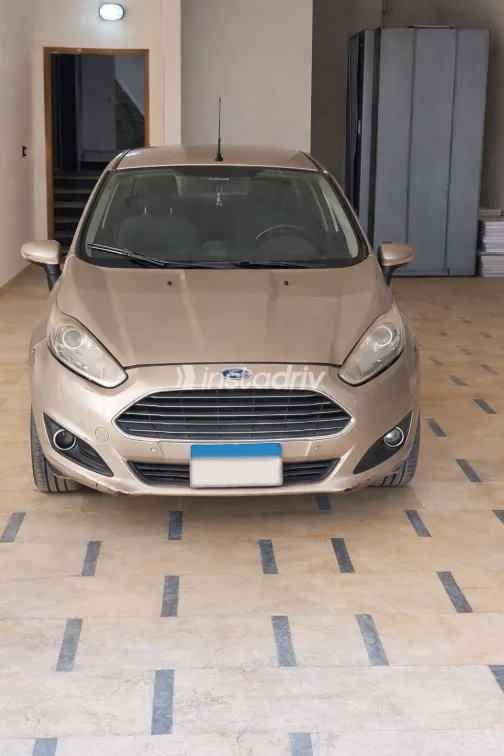 فورد فيستا 2015 أبيض مستعملة للبيع - 7