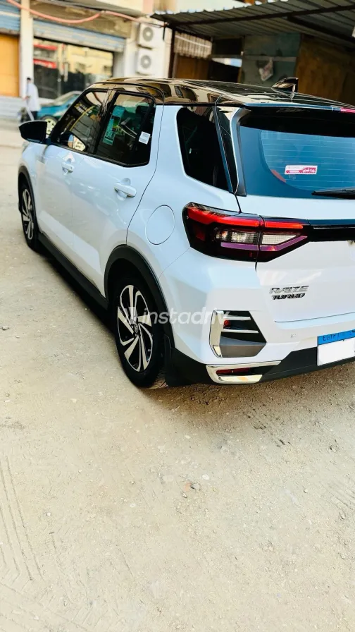 تويوتا رايز 2024 أبيض مستعملة للبيع - 1