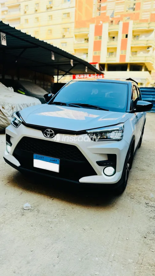 تويوتا رايز 2024 أبيض مستعملة للبيع - 2