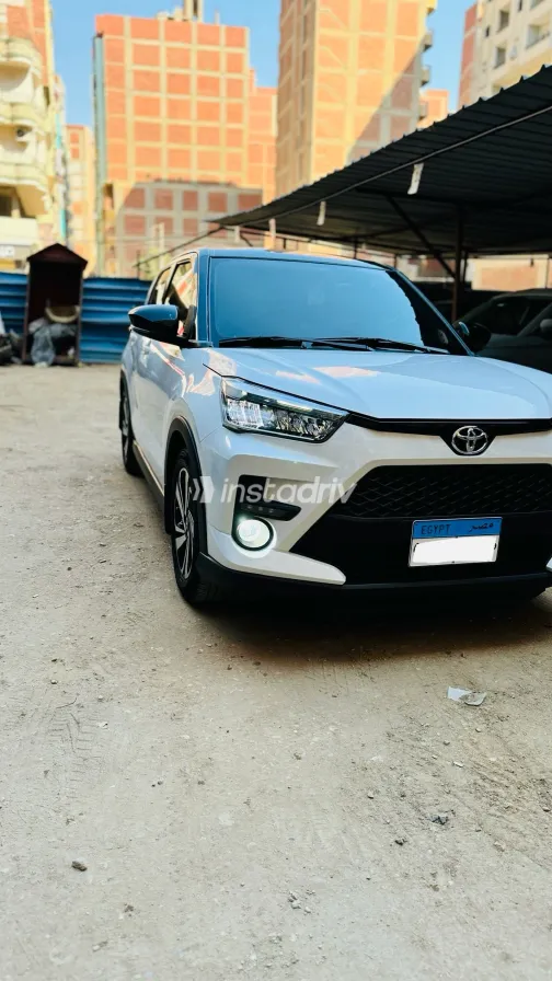 تويوتا رايز 2024 أبيض مستعملة للبيع - 3