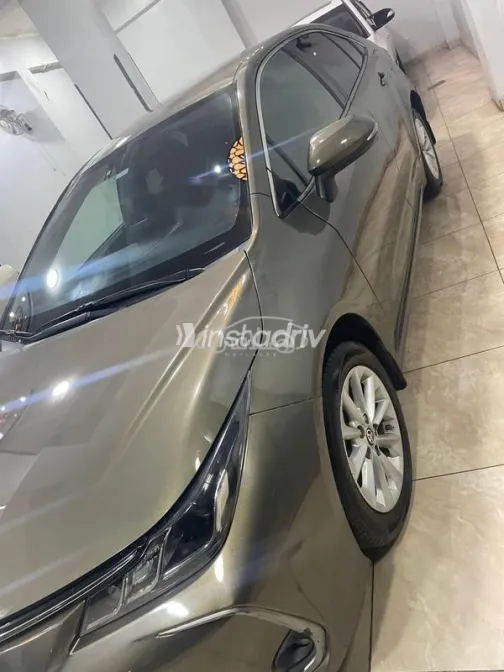 تويوتا كورولا 2021 أبيض مستعملة للبيع - 9