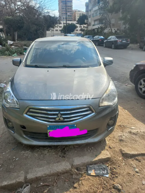 ميتسوبيشي اتراج 2015 أبيض مستعملة للبيع - 2