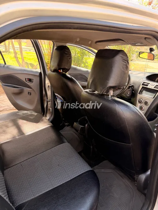 تويوتا ياريس 2007 أبيض مستعملة للبيع - 8