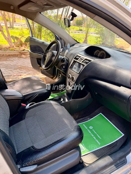 تويوتا ياريس 2007 أبيض مستعملة للبيع - 10