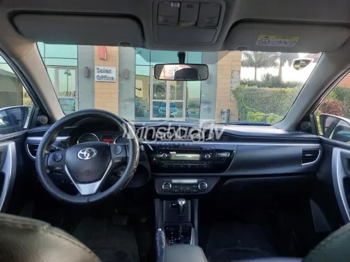 تويوتا كورولا 2015 فضي مستعملة للبيع - 1