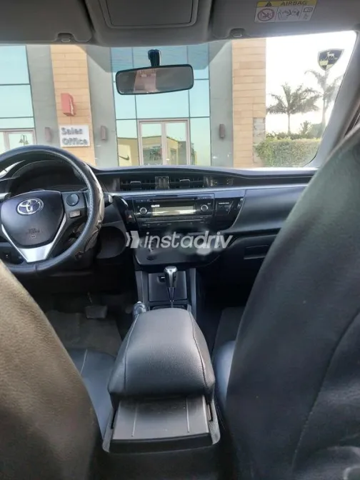 تويوتا كورولا 2015 فضي مستعملة للبيع - 2