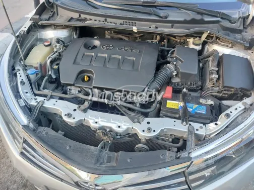 تويوتا كورولا 2015 فضي مستعملة للبيع - 3