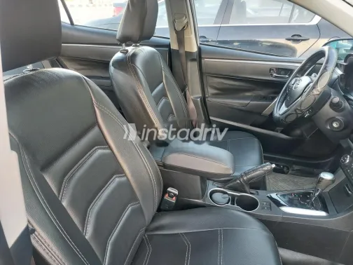 تويوتا كورولا 2015 فضي مستعملة للبيع - 4