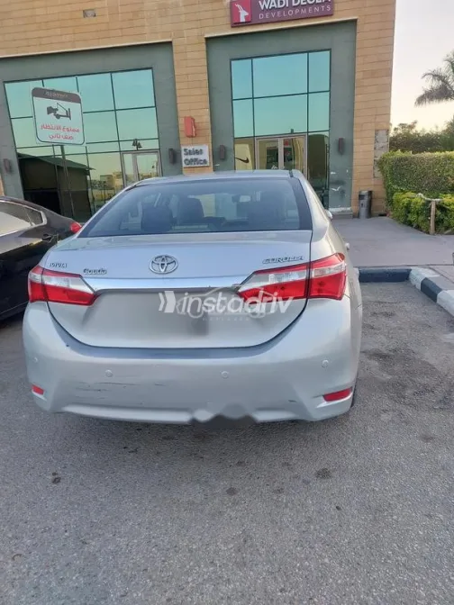 تويوتا كورولا 2015 فضي مستعملة للبيع - 5