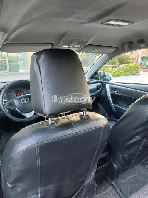 تويوتا كورولا 2015 فضي مستعملة للبيع - 6