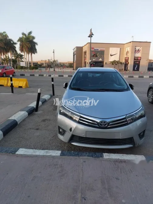 تويوتا كورولا 2015 فضي مستعملة للبيع - 7