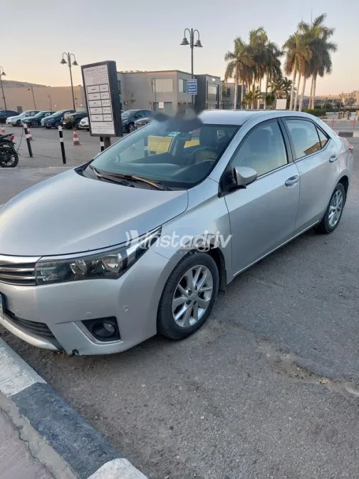 تويوتا كورولا 2015 فضي مستعملة للبيع - 8