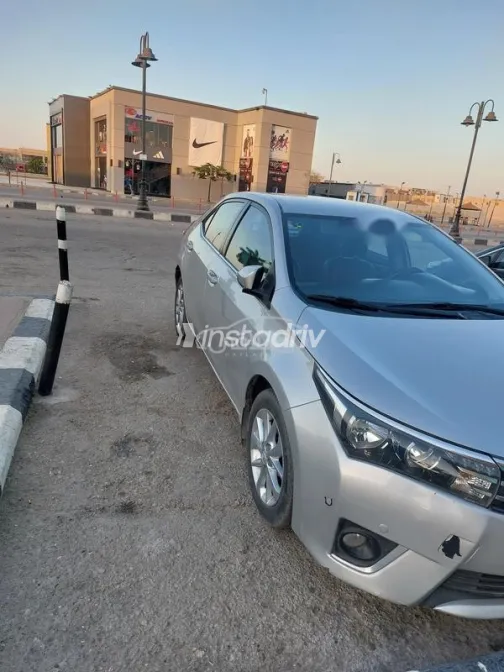 تويوتا كورولا 2015 فضي مستعملة للبيع - 9