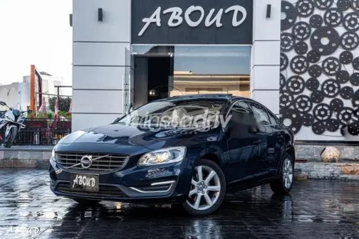 فولفو S60 2018 أزرق غامق مستعملة للبيع - 1