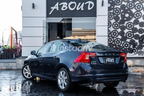 فولفو S60 2018 أزرق غامق مستعملة للبيع - 4