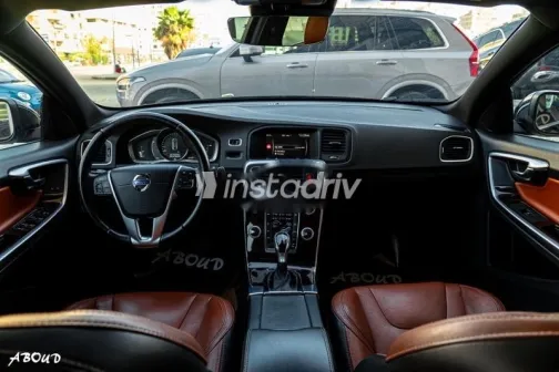 فولفو S60 2018 أزرق غامق مستعملة للبيع - 8