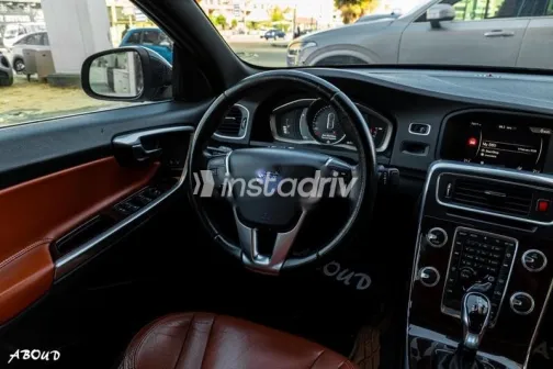 فولفو S60 2018 أزرق غامق مستعملة للبيع - 9