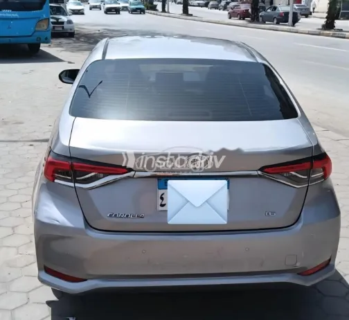 تويوتا كورولا 2022 أبيض مستعملة للبيع - 2